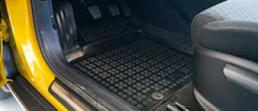 Verschiedene Befestigungsoptionen für Gummimatten mit hohem Rand